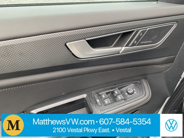 2025 Volkswagen Atlas Cross Sport SEL Premium R-Line photo 2