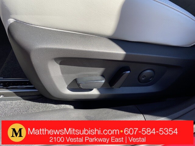 2025 Mitsubishi Outlander SE photo 4