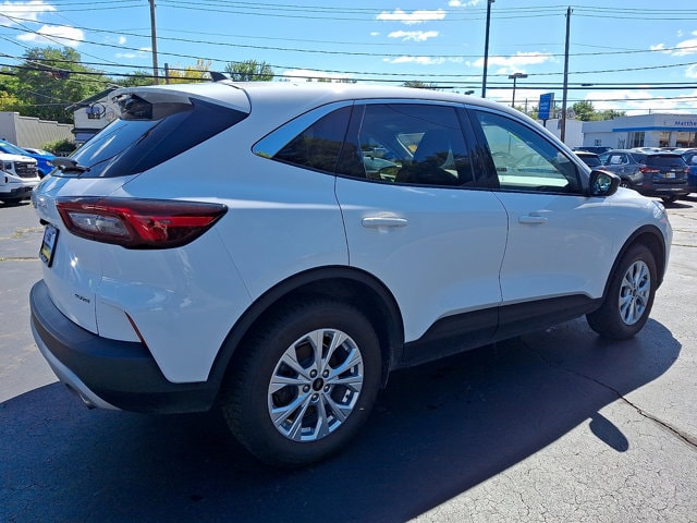 Additional photo of vehicle.