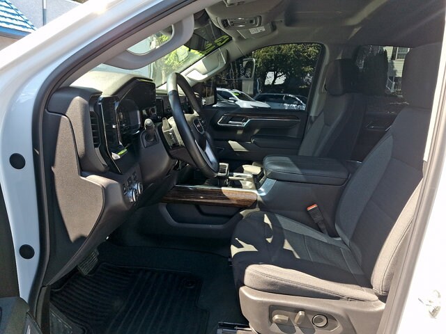 Additional photo of vehicle.