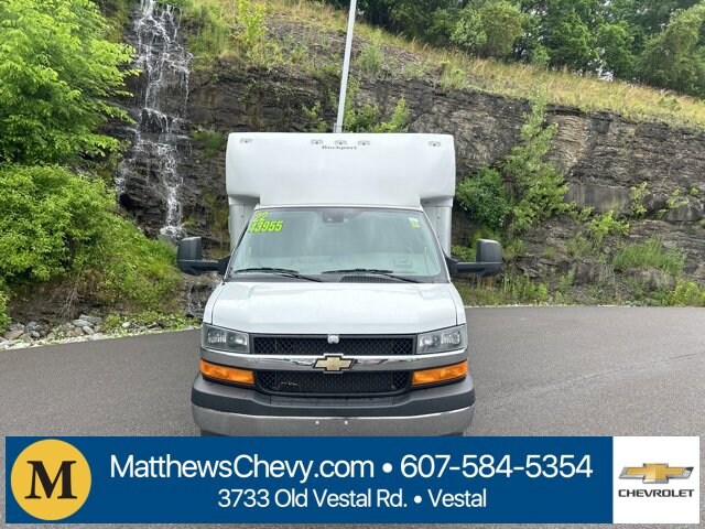 2022 Chevrolet Express 3500 Work Van Cutaway photo 2