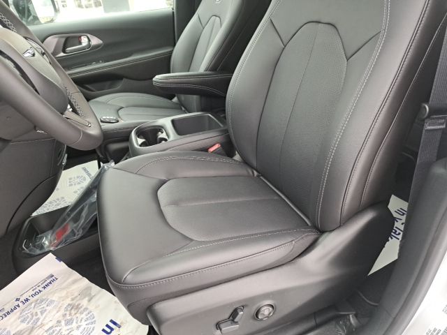 2026 Chrysler Pacifica Select - Photo 19