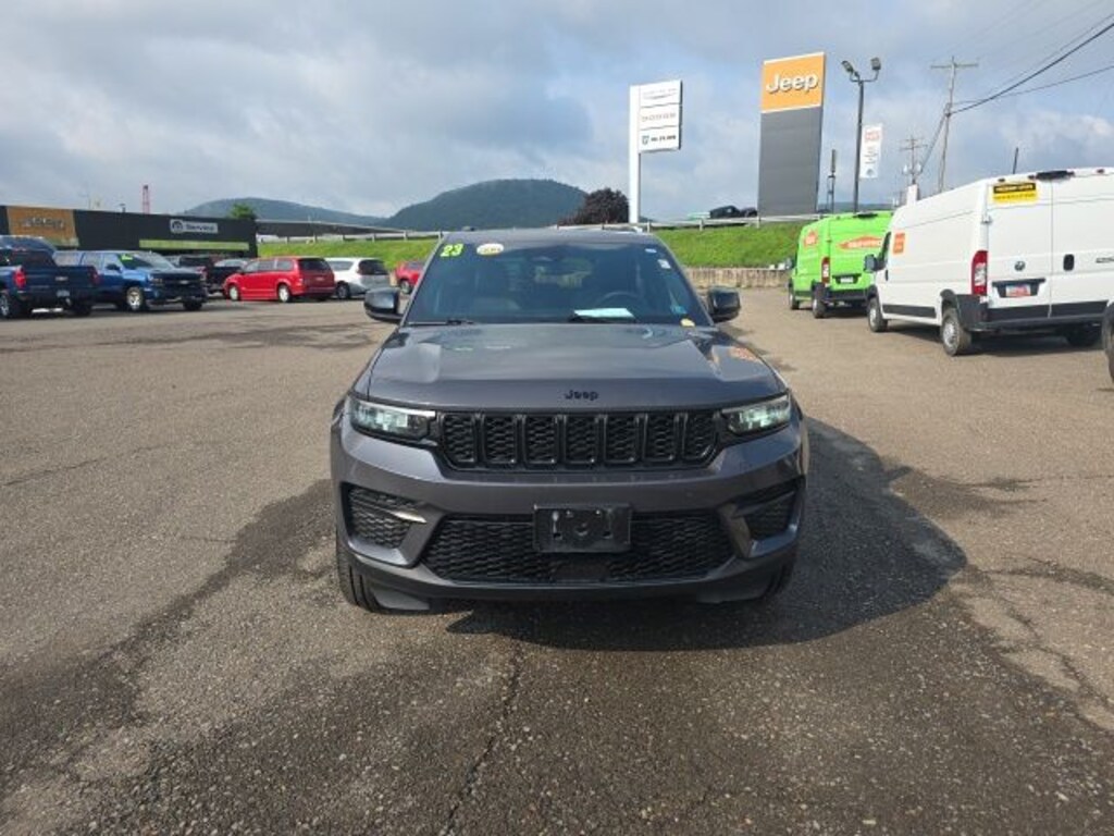 Used 2023 Jeep Grand Cherokee Laredo SUV