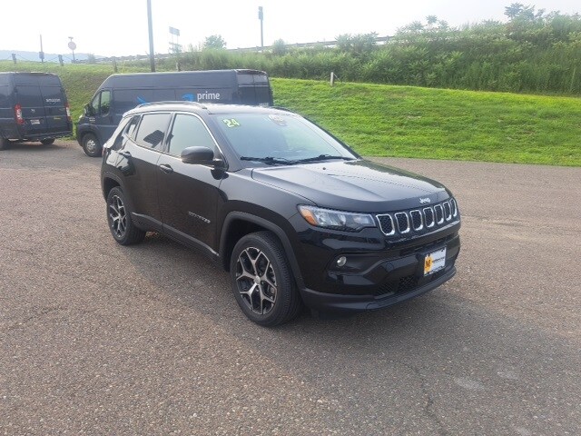 2024 Jeep Compass Latitude photo 2