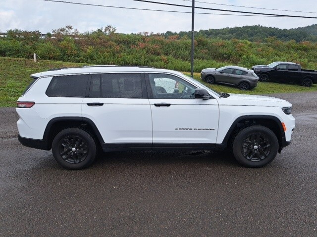 2022 Jeep Grand Cherokee Laredo photo 4