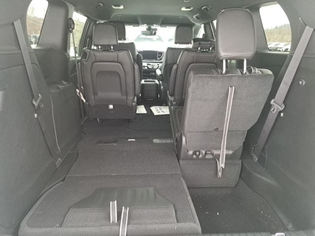 2026 Chrysler Pacifica Select - Photo 11
