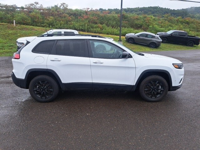 2023 Jeep Cherokee Altitude Lux photo 3