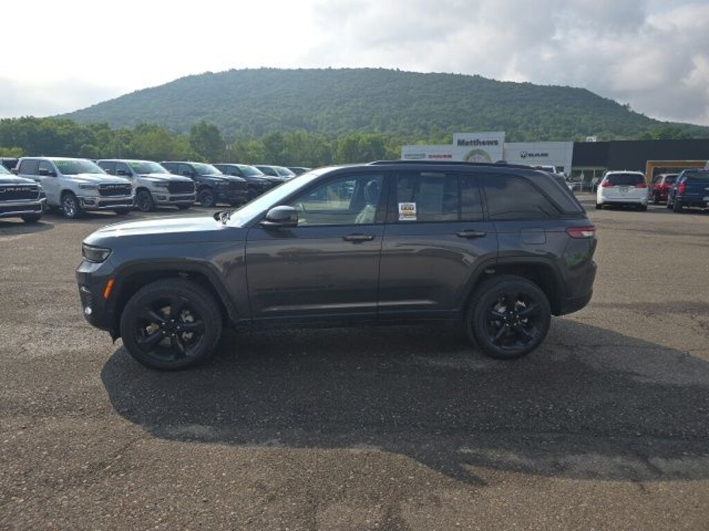 Used 2023 Jeep Grand Cherokee Laredo SUV