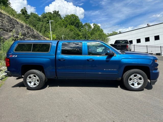Additional photo of vehicle.