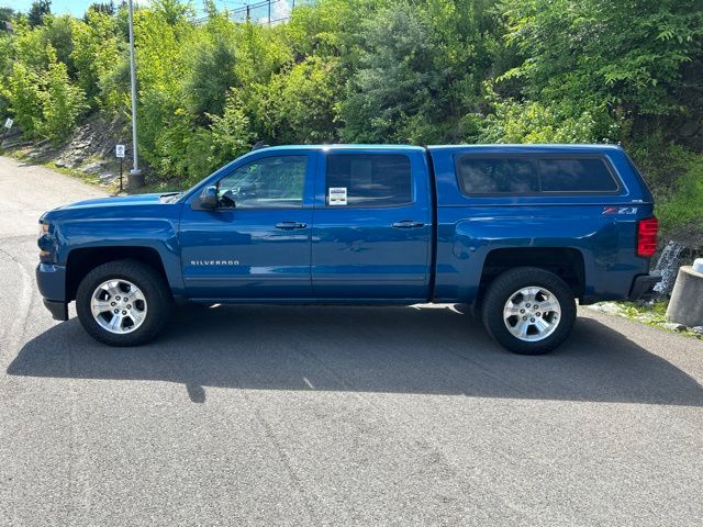 Additional photo of vehicle.