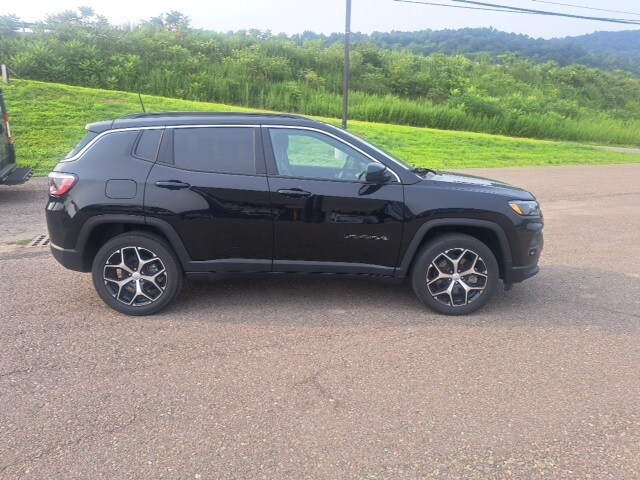 2024 Jeep Compass Latitude photo 4