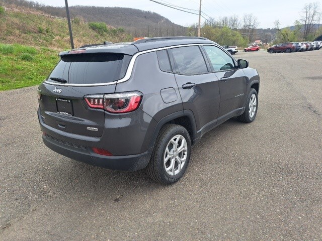 2024 Jeep Compass Latitude photo 4
