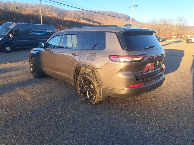 2023 Jeep Grand Cherokee Laredo photo 2