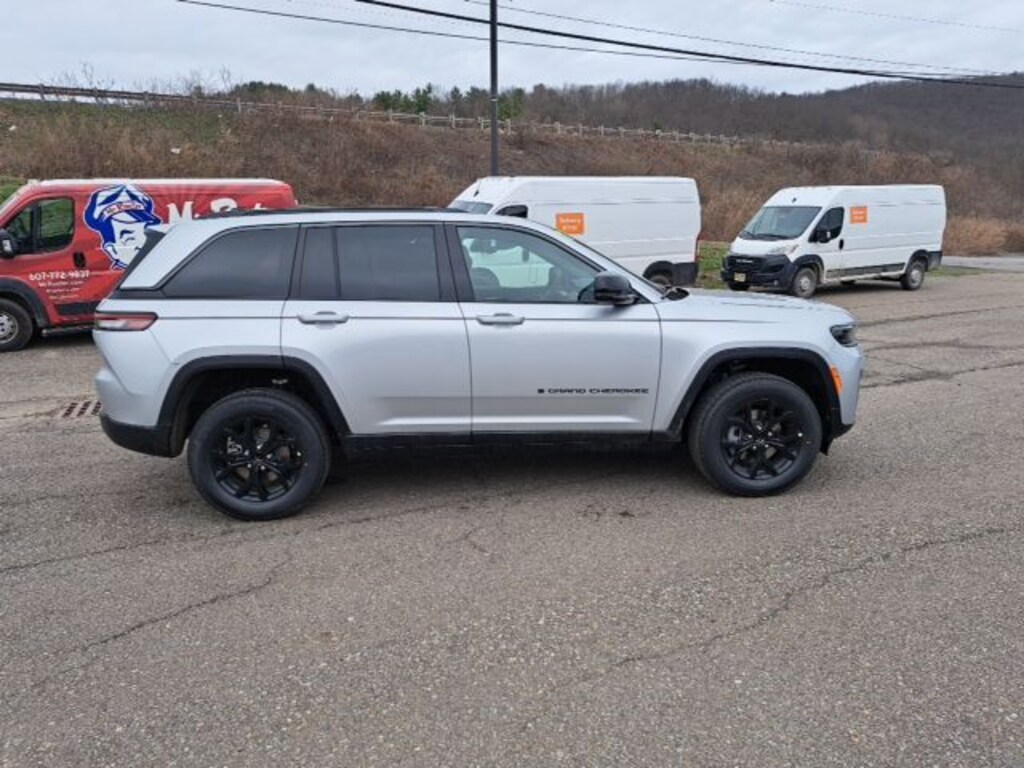 New 2026 Jeep Grand Cherokee LAREDO ALTITUDE 4X4 Sport Utility