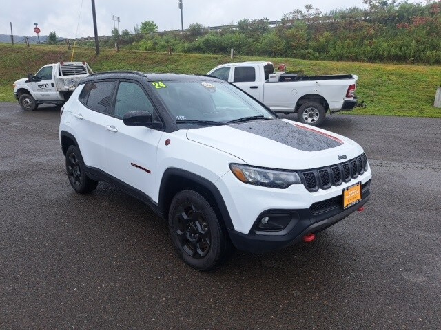 2024 Jeep Compass Trailhawk photo 2