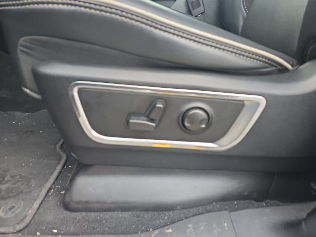 Additional photo of vehicle.