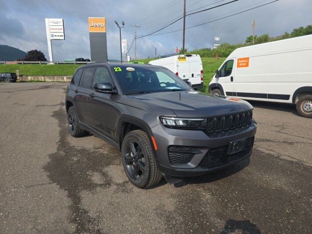 Used 2023 Jeep Grand Cherokee Laredo SUV