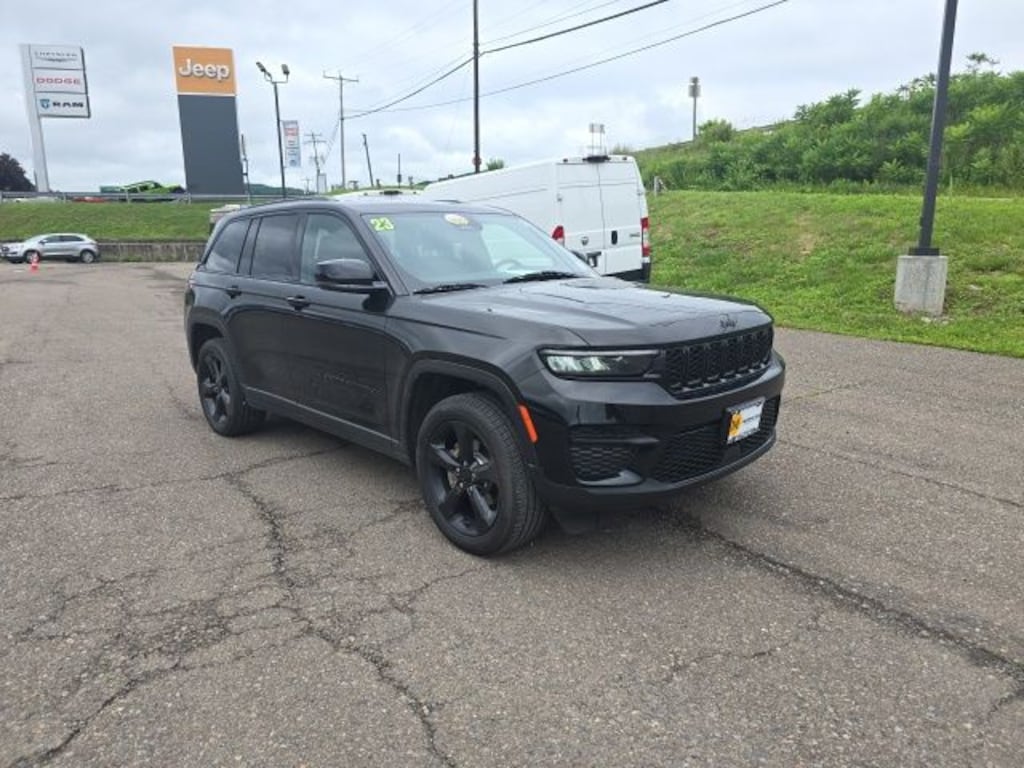 Used 2023 Jeep Grand Cherokee Laredo SUV