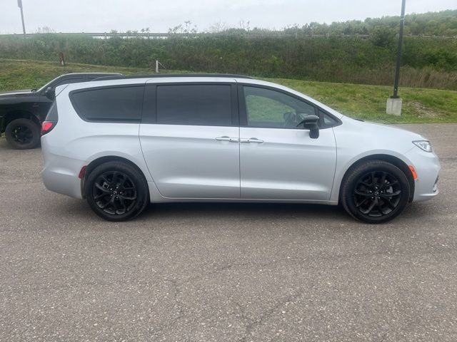 2026 Chrysler Pacifica Select - Photo 4