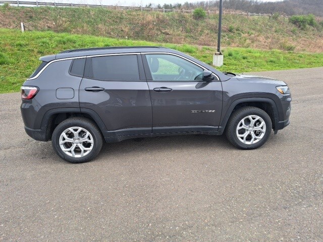 2024 Jeep Compass Latitude photo 3