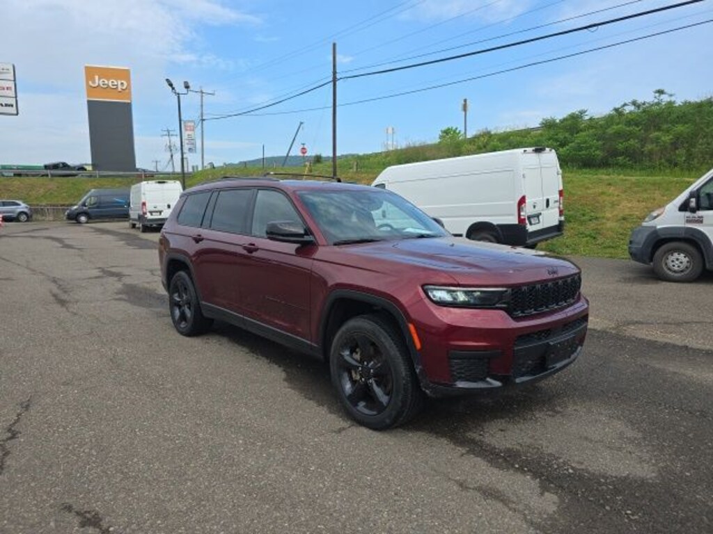 Used 2023 Jeep Grand Cherokee L Laredo SUV