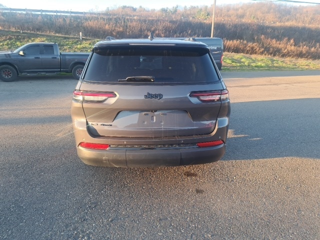 2023 Jeep Grand Cherokee Laredo photo 3