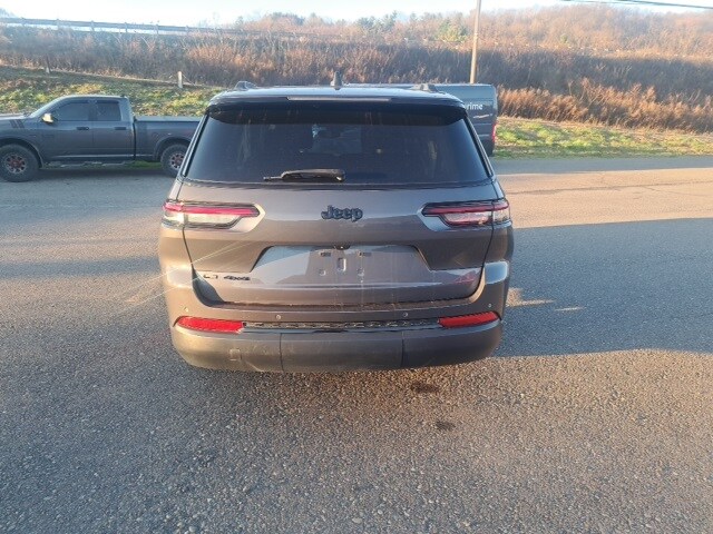 2023 Jeep Grand Cherokee Laredo photo 3