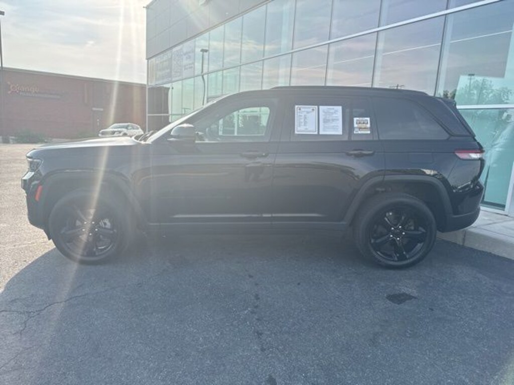 Used 2023 Jeep Grand Cherokee Laredo SUV