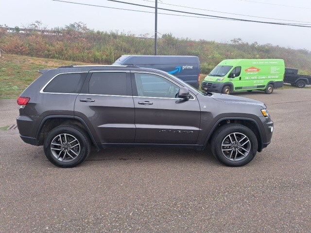 2020 Jeep Grand Cherokee Laredo photo 2