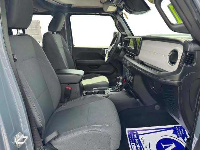 Additional photo of vehicle.