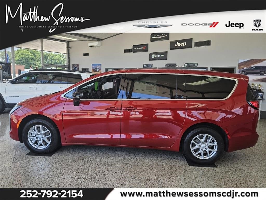 2027 Chrysler Pacifica Select's photo