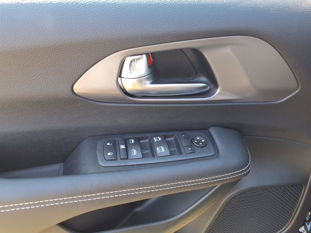 2025 Chrysler Voyager LX - Photo 11