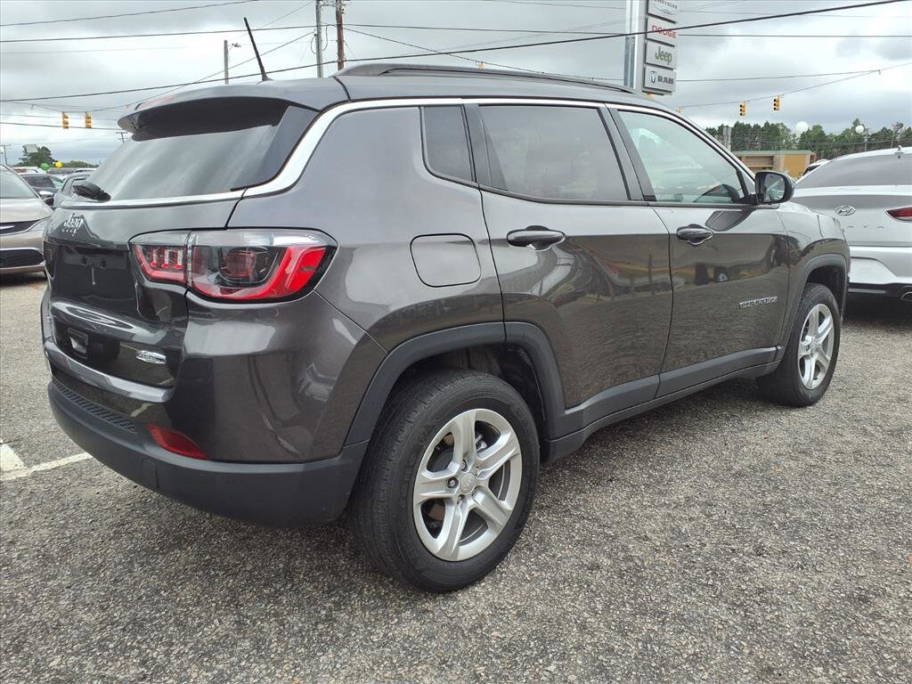 2023 Jeep Compass Latitude photo 2