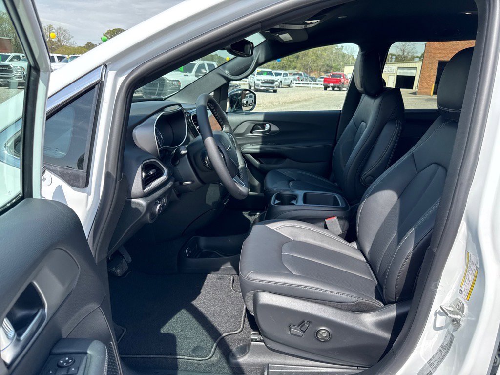 2025 Chrysler Voyager LX photo 2