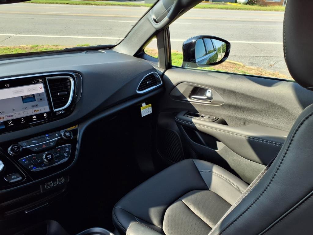 2025 Chrysler Voyager LX - Photo 9