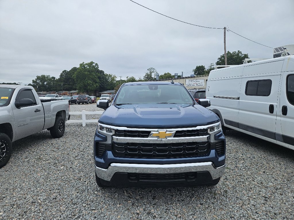 2024 Chevrolet Silverado 1500 LT photo 2