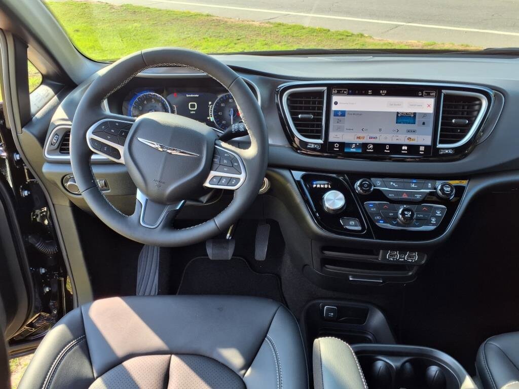 2025 Chrysler Voyager LX - Photo 10