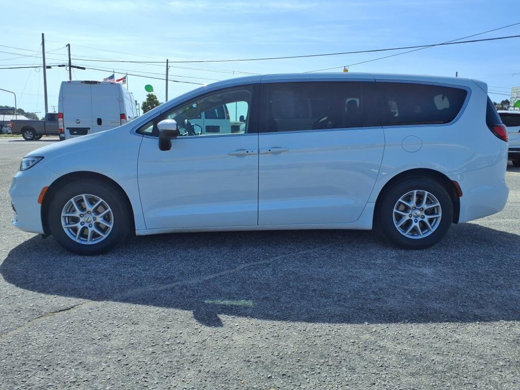 2023 Chrysler Pacifica Touring L photo 4