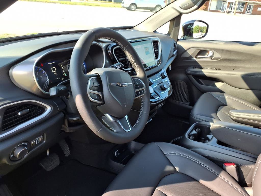 2025 Chrysler Voyager LX - Photo 12