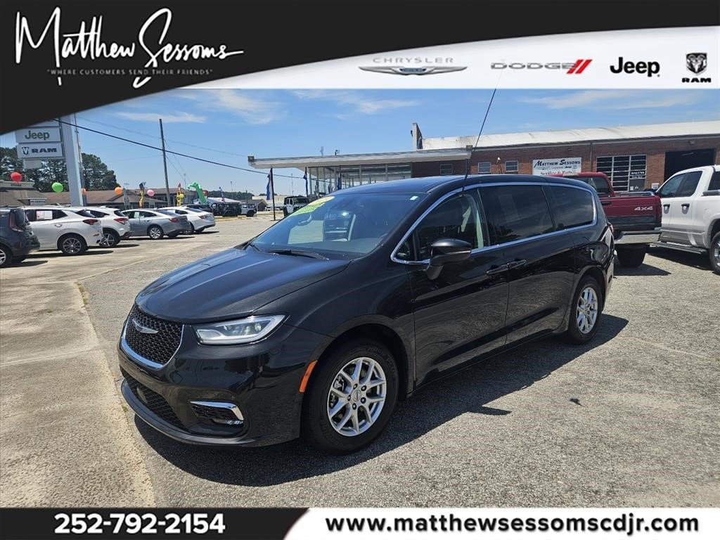 2023 Chrysler Pacifica Touring L's photo