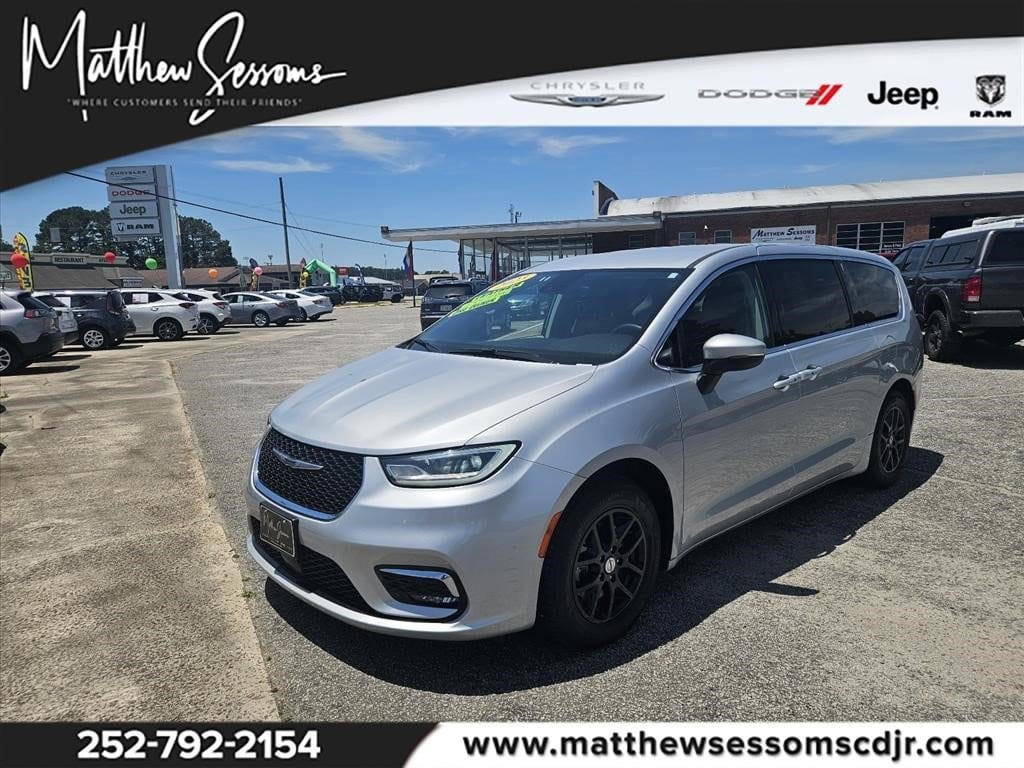 2023 Chrysler Pacifica Touring L's photo
