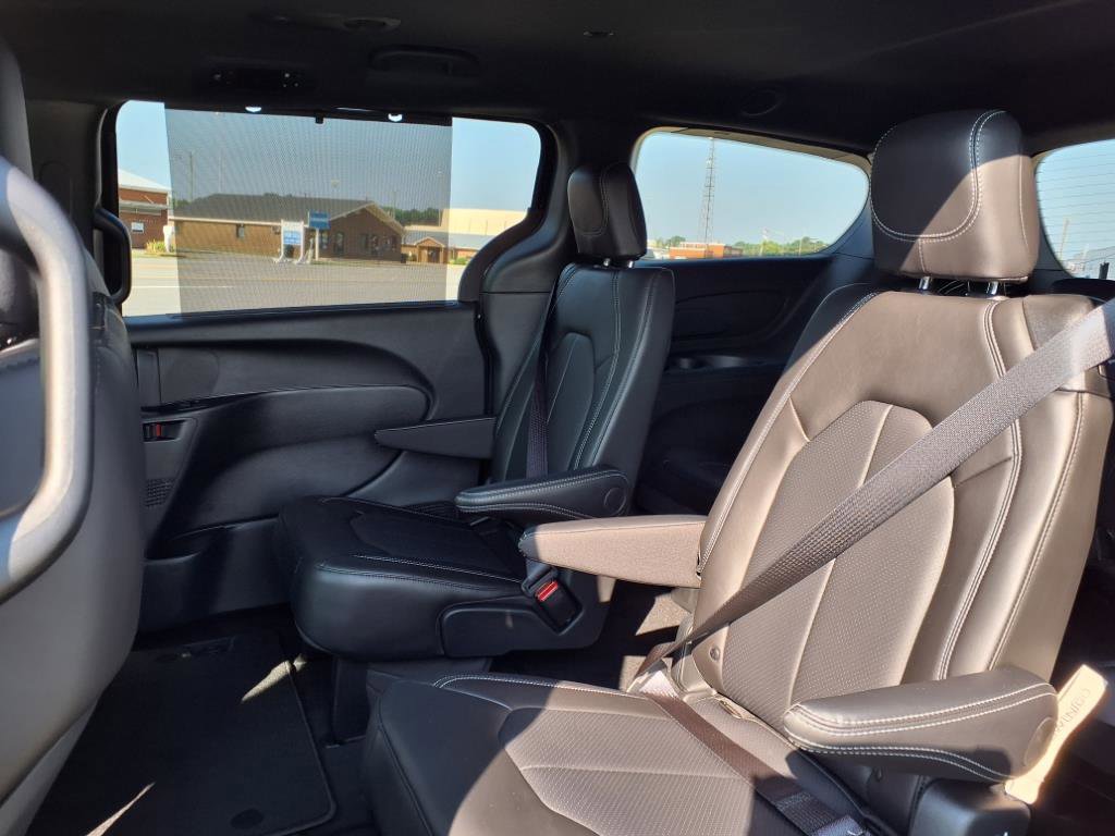 2025 Chrysler Voyager LX - Photo 6