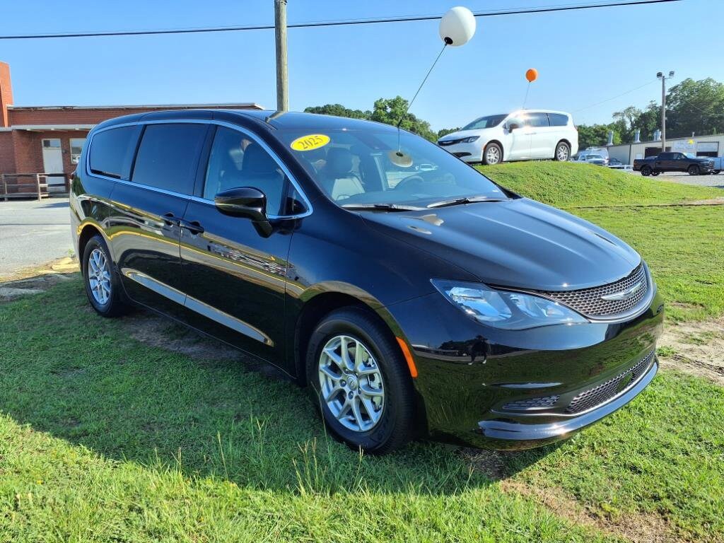 2025 Chrysler Voyager LX - Photo 23