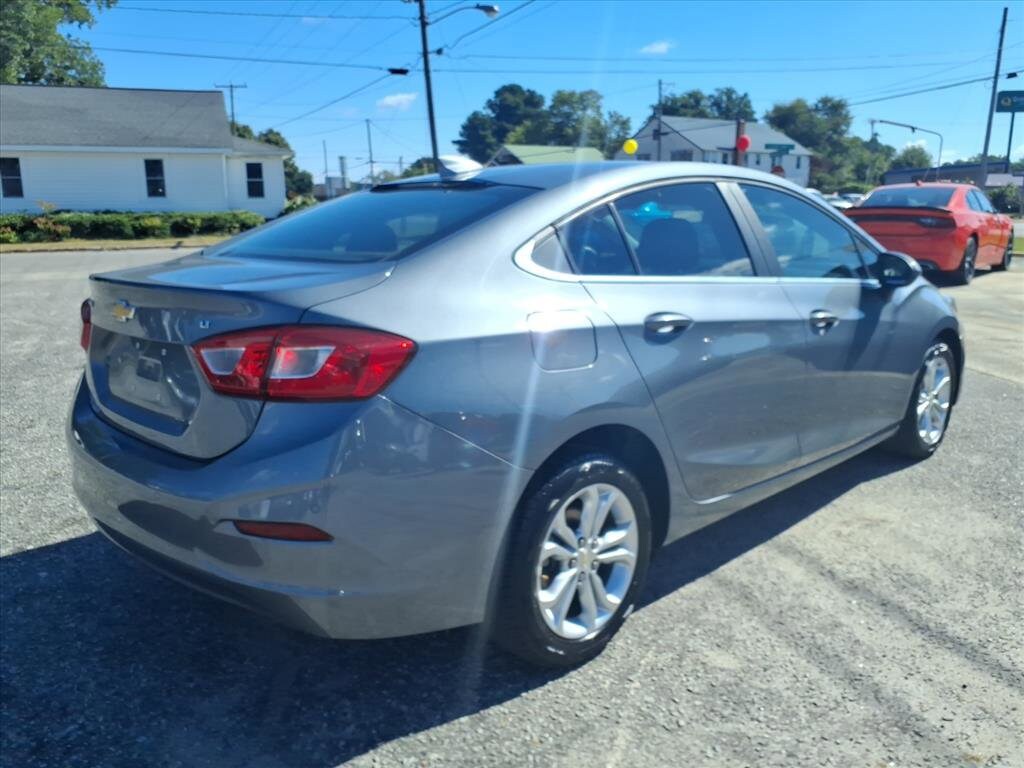 2019 Chevrolet Cruze LT photo 2