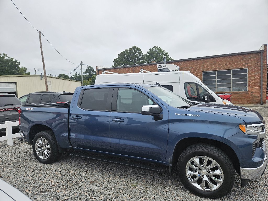 2024 Chevrolet Silverado 1500 LT photo 4