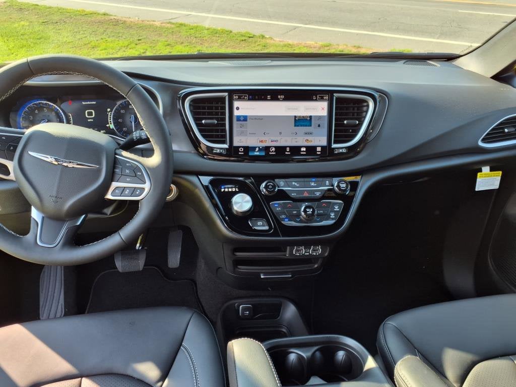 2025 Chrysler Voyager LX - Photo 8