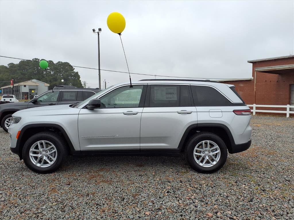 2025 Jeep Grand Cherokee Laredo X photo 3