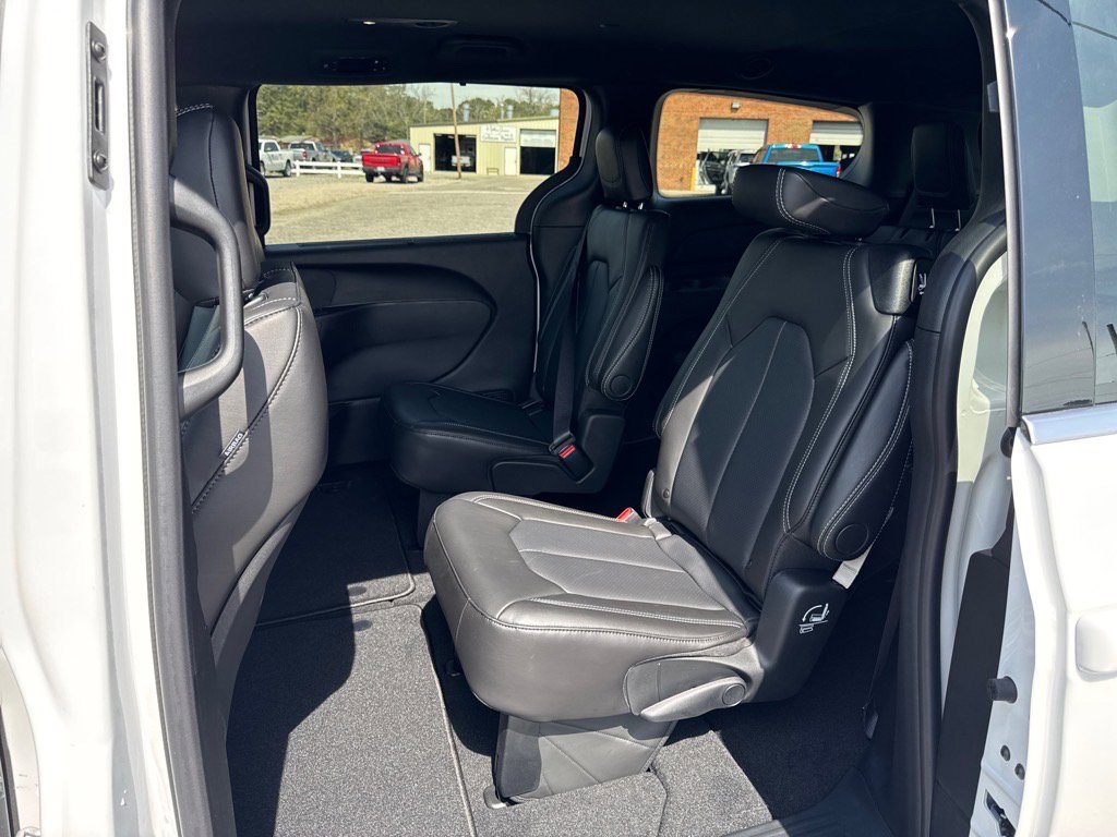 2025 Chrysler Voyager LX photo 3