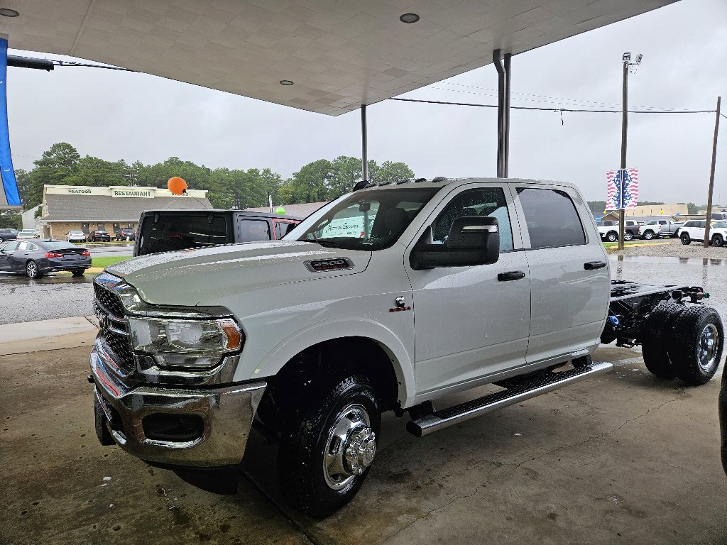 2024 Ram 3500 Tradesman photo 2