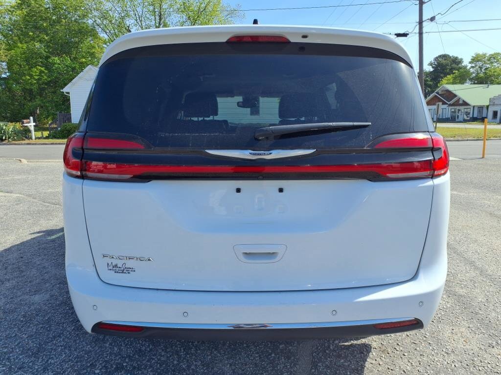 2023 Chrysler Pacifica Touring L photo 3
